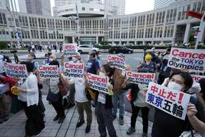 La gente protesta contra la apertura en julio de los Juegos Olímpicos de Tokio 2020 cerca del edificio del Gobierno Metropolitano de Tokio el miércoles 23 de junio de 2021 en Tokio. Foto: AP / Eugene Hoshiko.