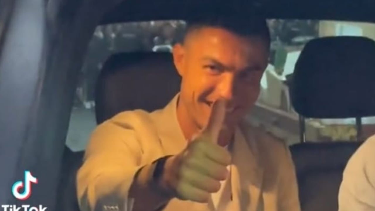 Cristiano compartió con una multitud de aficionados a las afueras de su hotel.