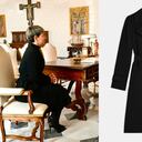 La gabardina usada por Verónica Alcocer durante su encuentro con el papa Francisco es similar a la de la marca Theory, cuyo valor supera los 3 millones de pesos.