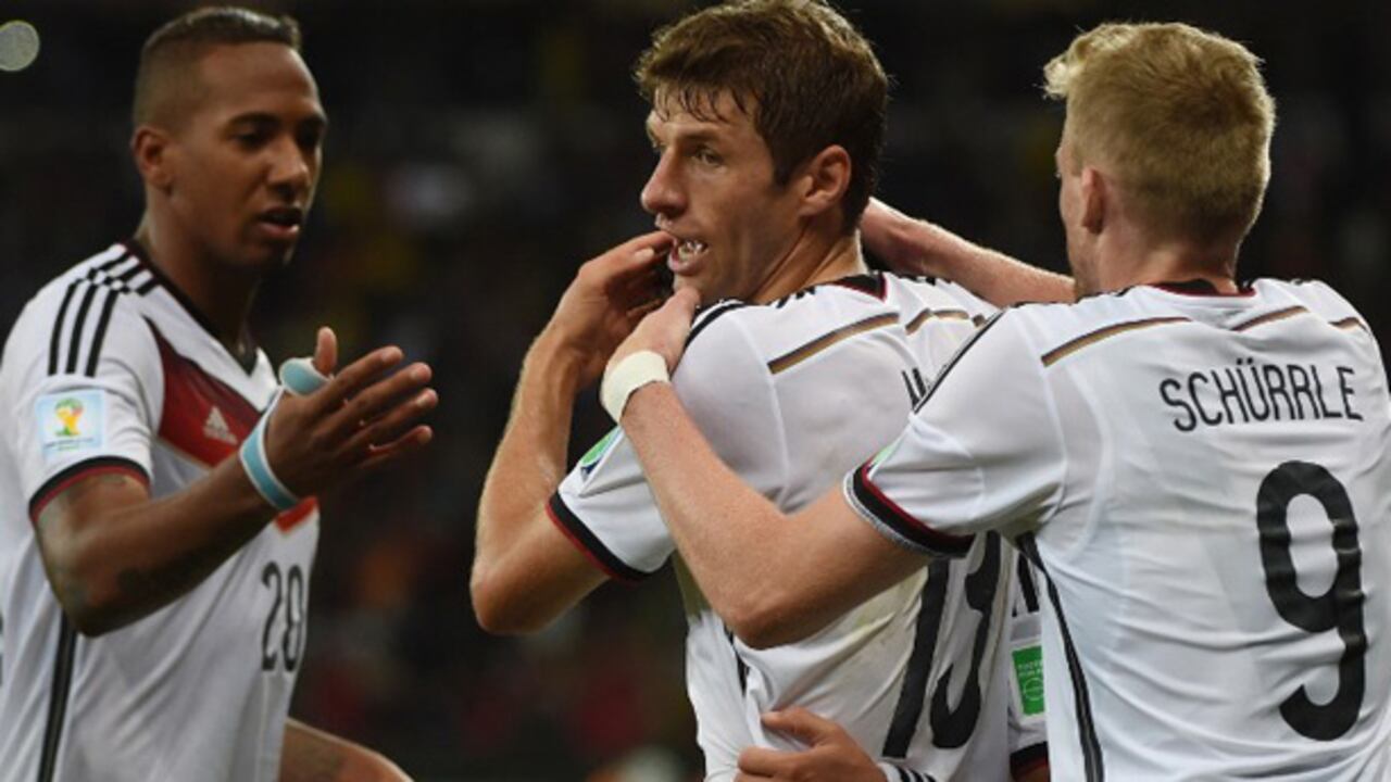 Müller no anotó pero sirvió un balón importante para la defición de Shcürrle.