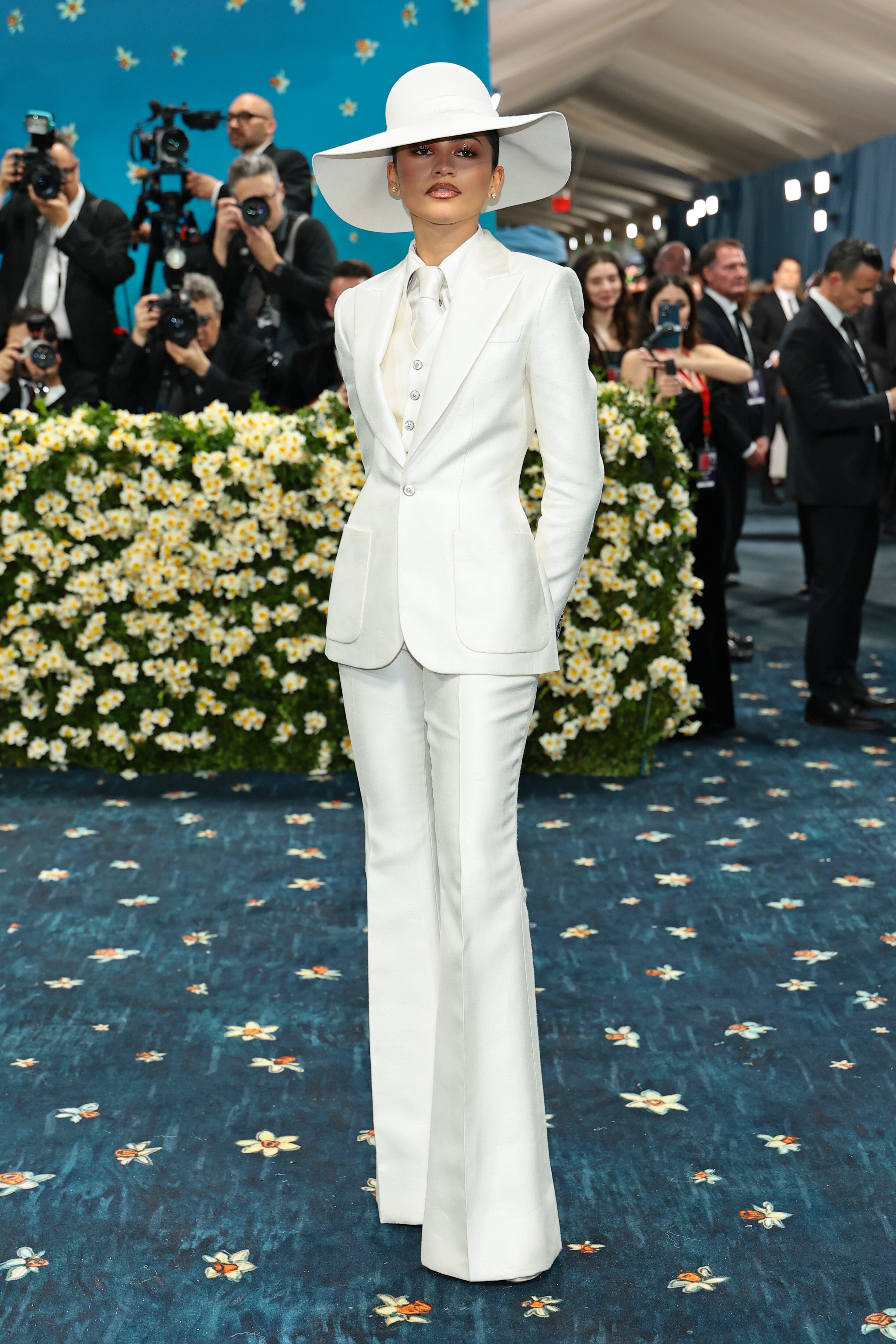 Con sombrero de ala ancha y actitud poderosa, Zendaya encarna la esencia del tema ‘Tailored For You’ en la alfombra del Met Gala 2025
