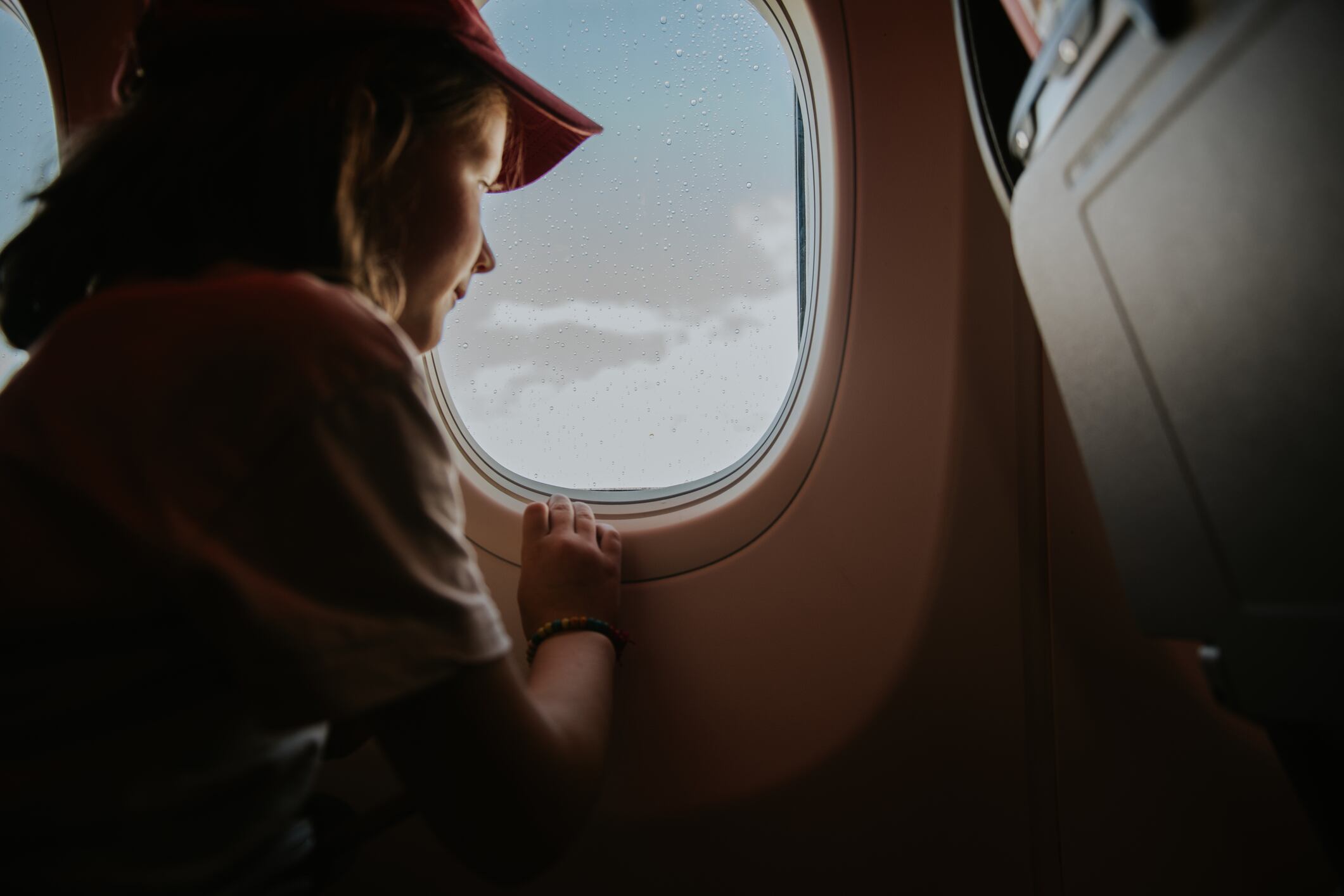 No es recomendable apoyar la cabeza en la ventanilla de un avión.