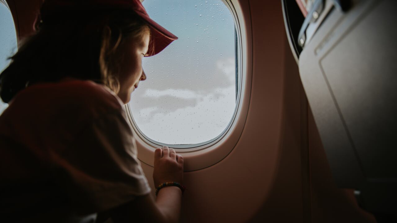 No es recomendable apoyar la cabeza en la ventanilla de un avión.