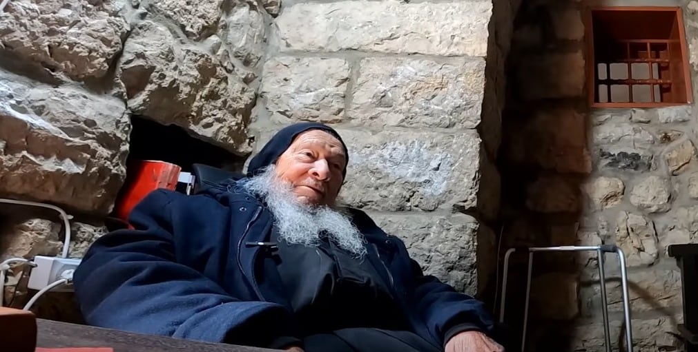 Increíble: 88 años, 23 solo: el sacerdote colombiano que vive aislado del mundo