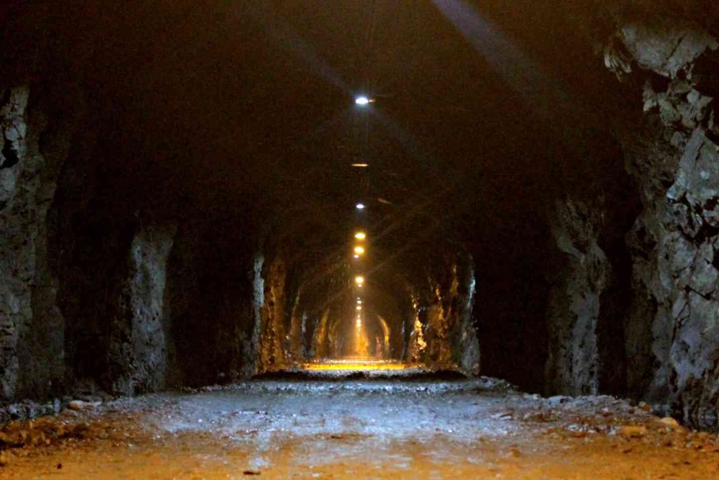 Uno de los túneles que componen las vías en el Valle de Tenza. Foto: Laura Muñoz / Revista Semana