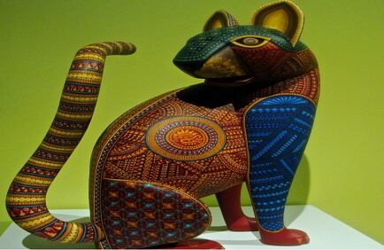 Por su parte, en el museo indican que Jacobo Ángeles “revolucionó la forma de hacer alebrijes, fabricando piezas únicas, utilizando colorantes naturales, además de emplear métodos y herramientas poco convencionales”. 