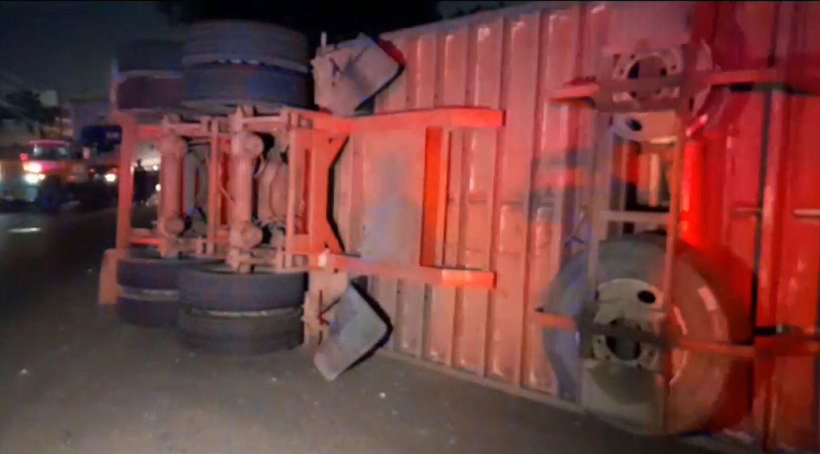 Tractomula volcada en Cartagena