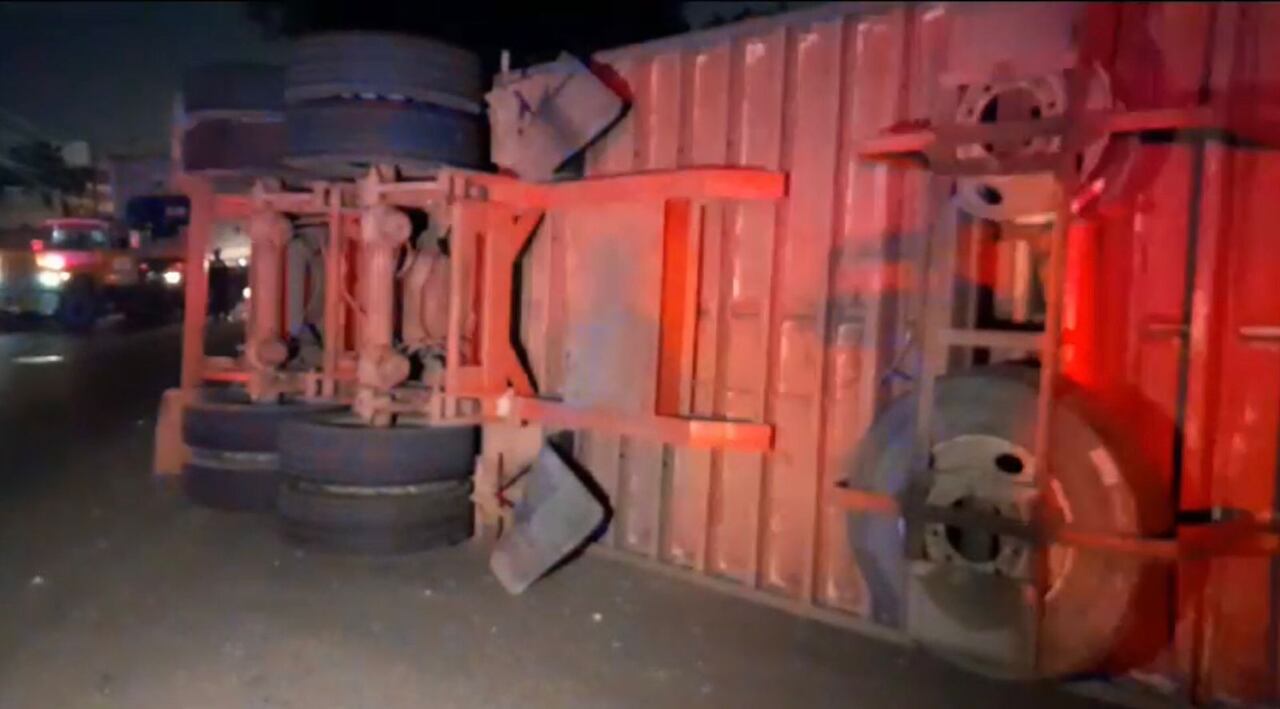 Tractomula volcada en Cartagena