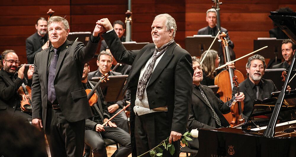 Un escuadrón invencible: la Filarmónica, Joachim Gustafsson –el titular– y el pianista Sivelöv en el León de Greiff.