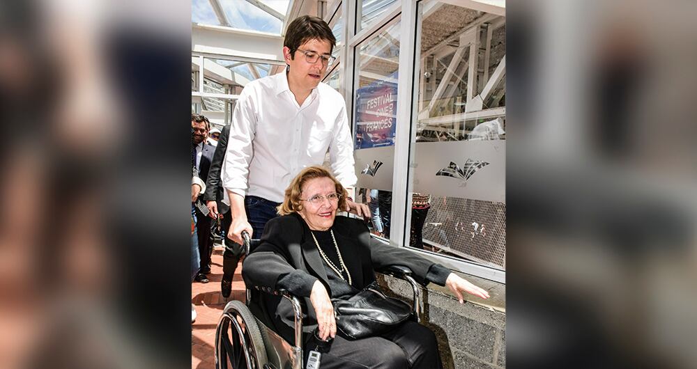 Miguel Uribe Turbay con su abuela. 