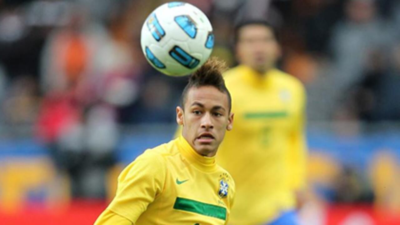 El jugador de Brasil Neymar (delante) lleva el balón frente en el juego que su selección empató con Venezuela por Copa América en La Plata, Argentina.