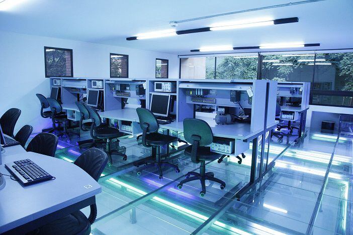 El programa de formación gratuito incluirá una variedad de recursos, como aulas virtuales en el entorno del Metaverso y acceso a 381 laboratorios, tanto presenciales como virtuales.