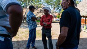 Los habitantes de El Salado esperan afuera de la biblioteca donde se lleva a cabo el consejo de seguridad con todos los organismos del estado a raíz de las ultimas amenazas contra lideres de esta población.