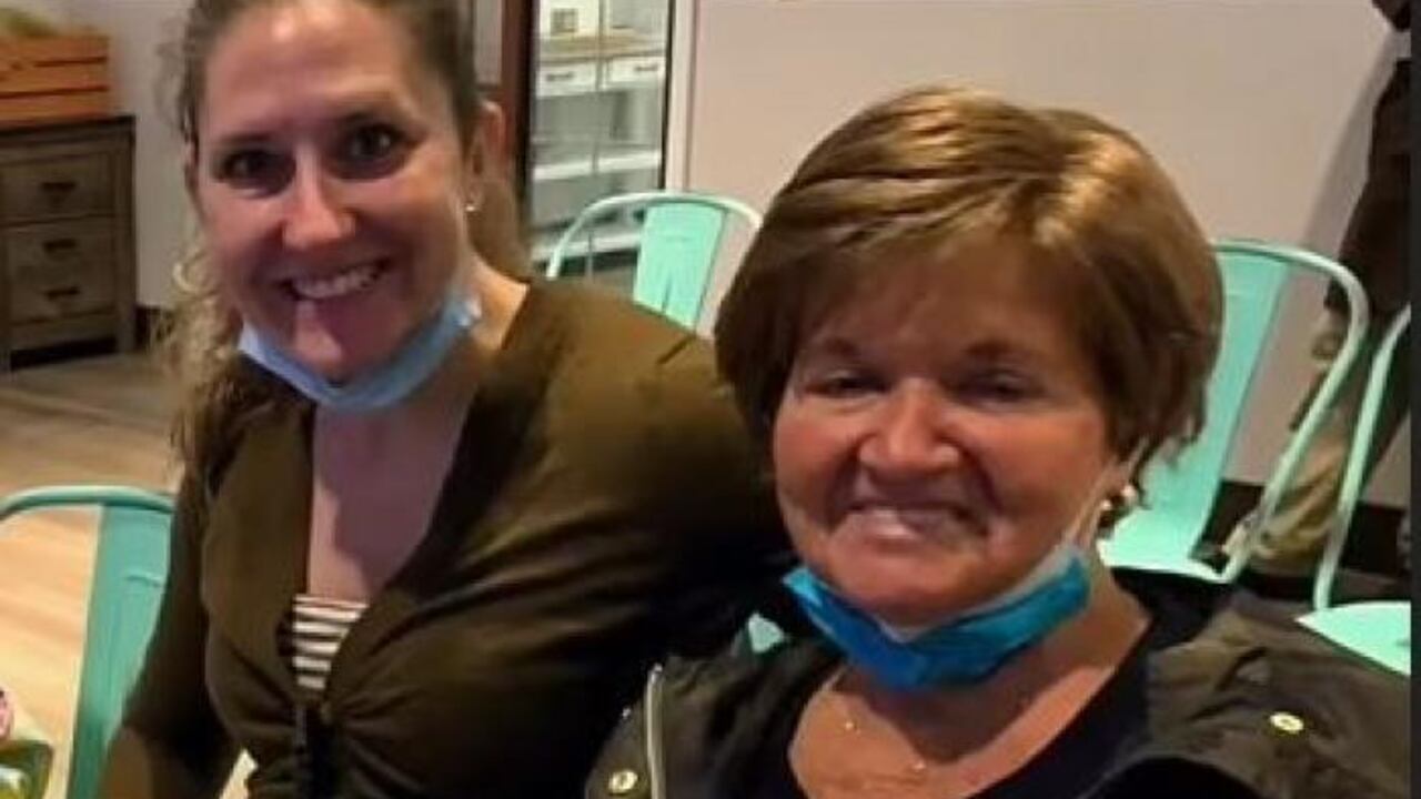 Un amigo ocultó que estaba contagiado de covid-19 para asistir a un juego de cartas y allí infectó a Barb Bartolovich, de 82 años, quien falleció.