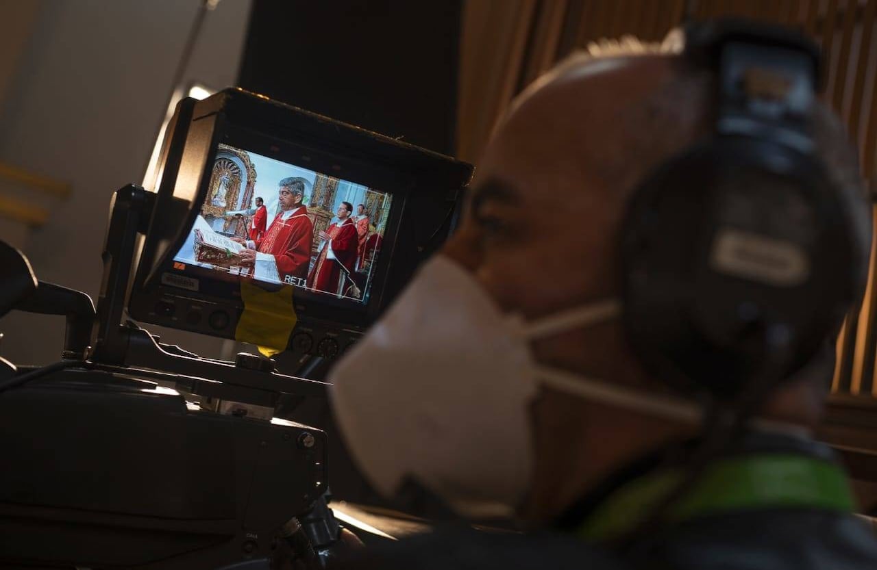 La eucaristía en la Catedral primada de Bogotá fue retransmitida por televisión para que el mensaje llegara a los hogares de los colombianos. En la imagen un operario de televisión con un tapabocas . Foto: Esteban Vega La Rotta / SEMANA