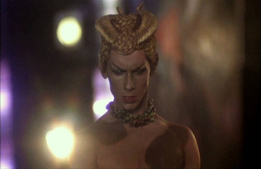 Nijinsky (1980)  Basada en los diarios de Vaslav Nijinsky, uno de los primeros bailarines de la compañía rusa Diaghilev, muestra la transición de bailarín a coreógrafo además de su evolución artística sometida a las críticas de un público acostumbrado a los convencionalismos. Los aportes del bailarín a la danza se consideran una de las bases del ballet contemporáneo.