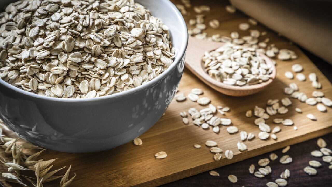 La avena es una fuente de malatonina que ayuda a regular el sueño. Foto: Gettyimages.