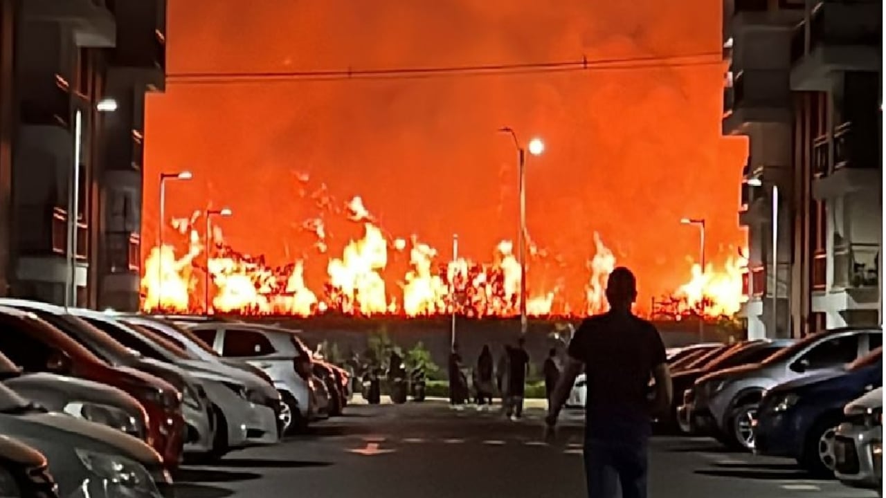 Cuerpo de bomberos atiende una emergencia en el sector Valle del Lili, en el suroriente de Cali, donde un incendio alcanza llamas de seis a ocho metros. Foto: X
