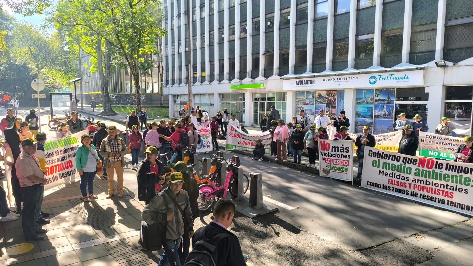 Protestas en el Ministerio de Ambiente por polémico decreto