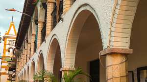 Perspectiva de un edificio y la iglesia principal de Villeta - Cundinamarca - Colombia