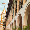Perspectiva de un edificio y la iglesia principal de Villeta - Cundinamarca - Colombia