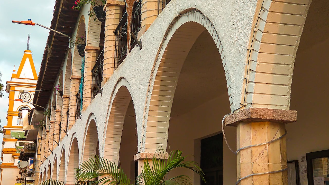 Perspectiva de un edificio y la iglesia principal de Villeta - Cundinamarca - Colombia