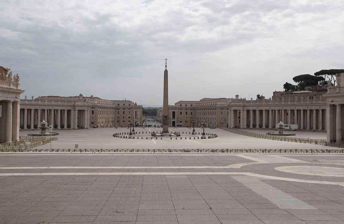 Una vista de la plaza de San Pedro en el Vaticano vacía el día de la reapertura de la Basílica de San Pedro, el lunes 18 de mayo de 2020. Italia está levantando lentamente las restricciones sanitarias después del bloqueo de dos meses por el l coronavirus. (Foto AP / Alessandra Tarantino)
