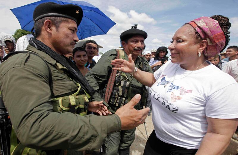 La exsenadora Piedad Córdoba saluda a alias 'Colacho Mendoza', comandante del frente 15 de las FARC que apareció el pasado lunes en un video difundido por Telesur. En la grabación el guerrillero afirmó que Roméo "se entregó para salvar su vida".