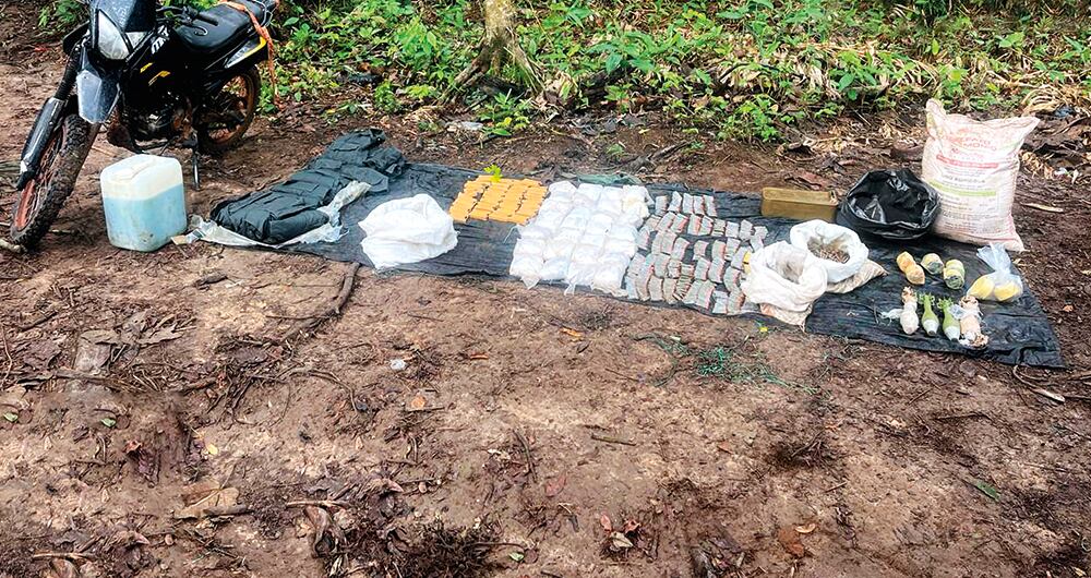 Droga e insumos confiscados en el campamento de alias Miller.