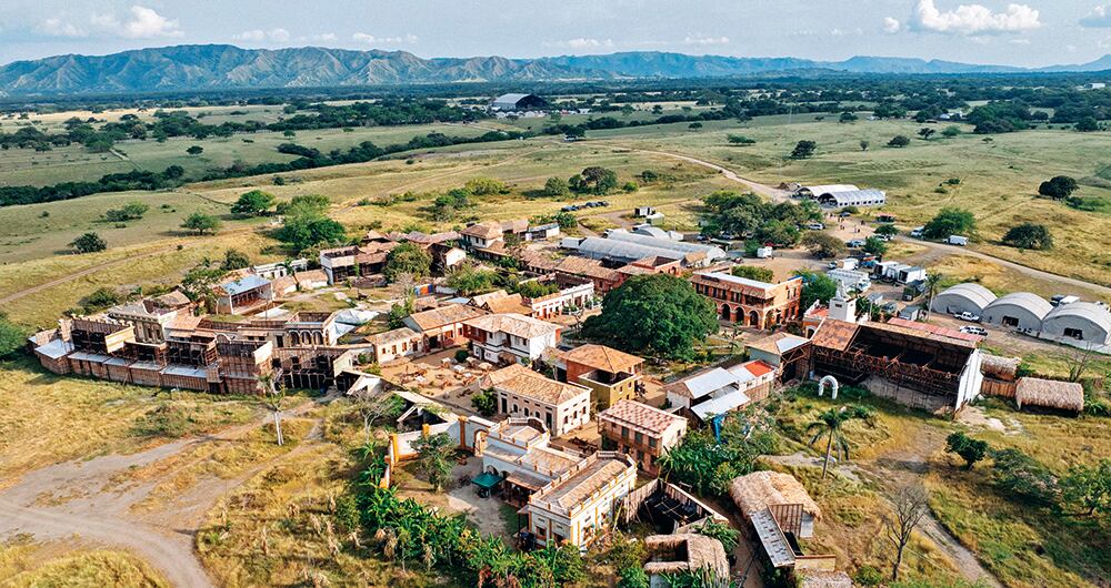 La producción sorteó retos titánicos, no solo para construir todo este Macondo, también para sobrellevar las inclemencias del clima tolimense, que o los inundaba o los calcinaba.