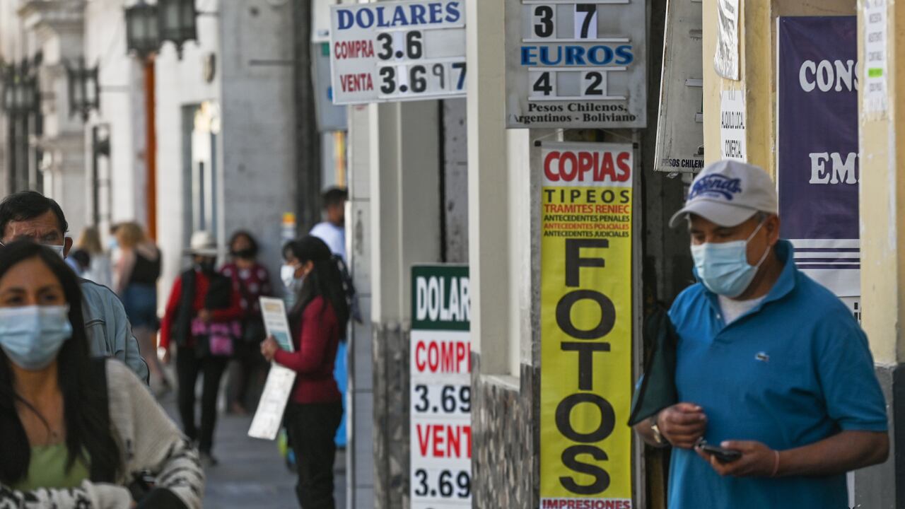 La situación económica de Perú, al igual que la de Latinoamérica, puede mejorar según el Fondo Monetario Internacional (FMI), entidad que ha elevado sus perspectivas, disminuyendo las cifras de la desaceleración; esto impulsado, principalmente, por el fortalecimiento de la economía de los Estados Unidos.