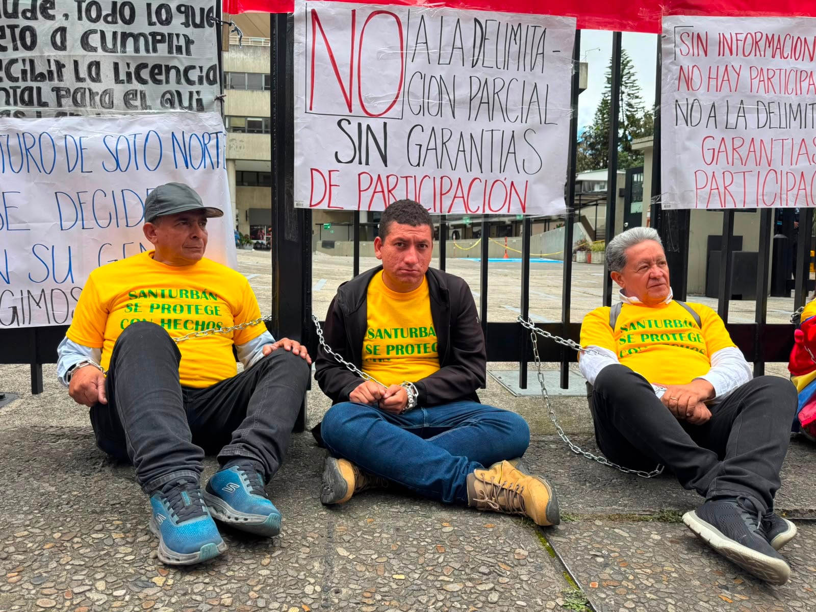 Mineros protestas frente a las instalaciones del MinAmbiente en Bogotá.