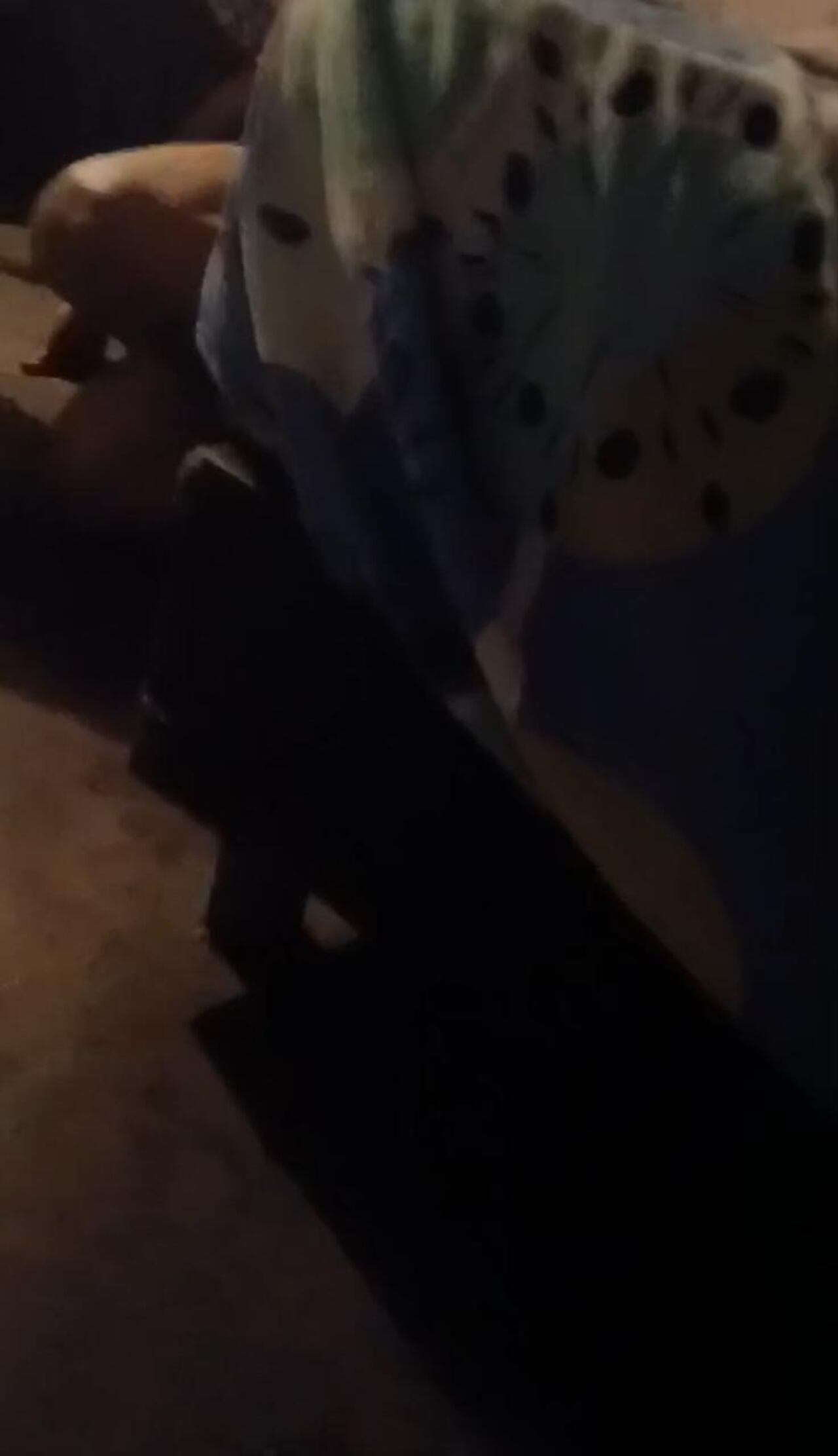 Momento en el que una familia se esconde debajo de las camas al escuchar los disparos de fusil del ELN en Arauca.