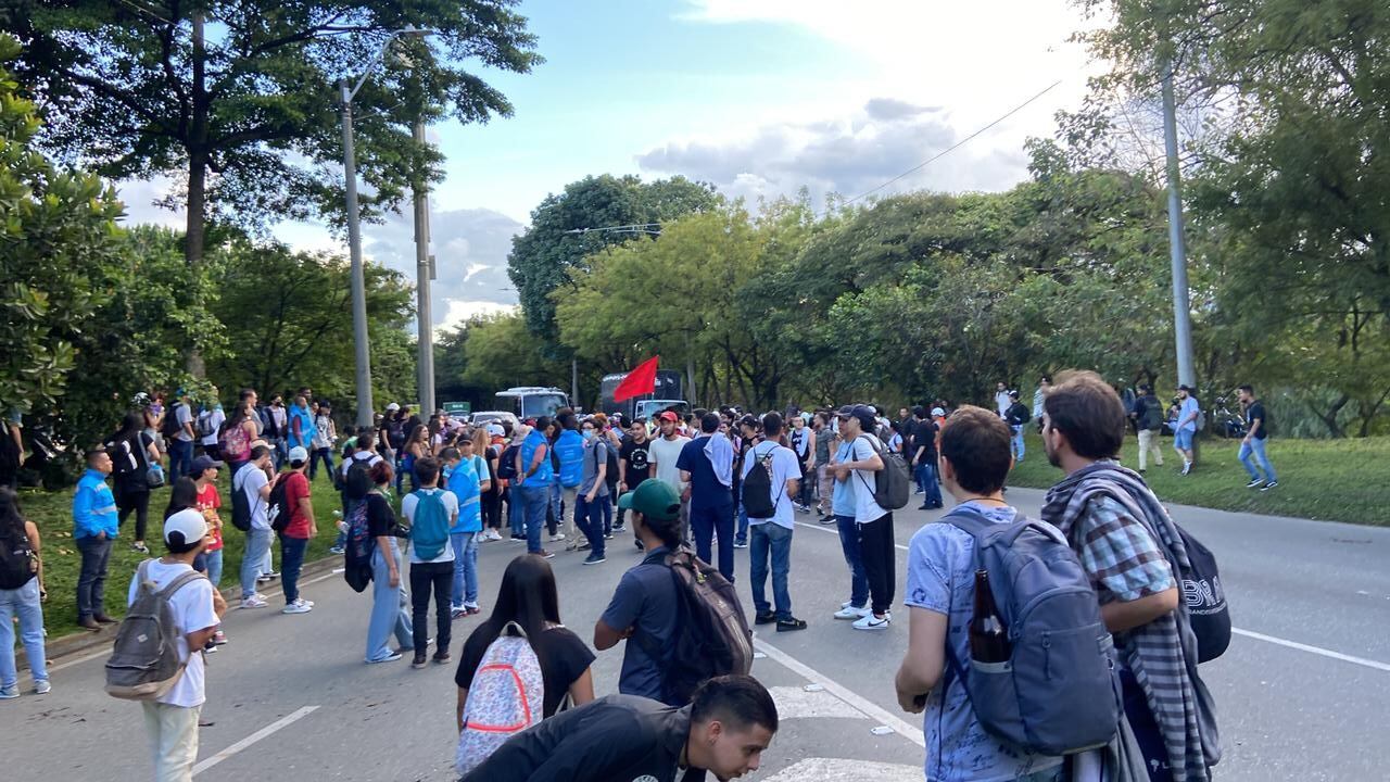 La calle Barranquilla de Medellín estuvo taponada durante varias horas por la protesta.
