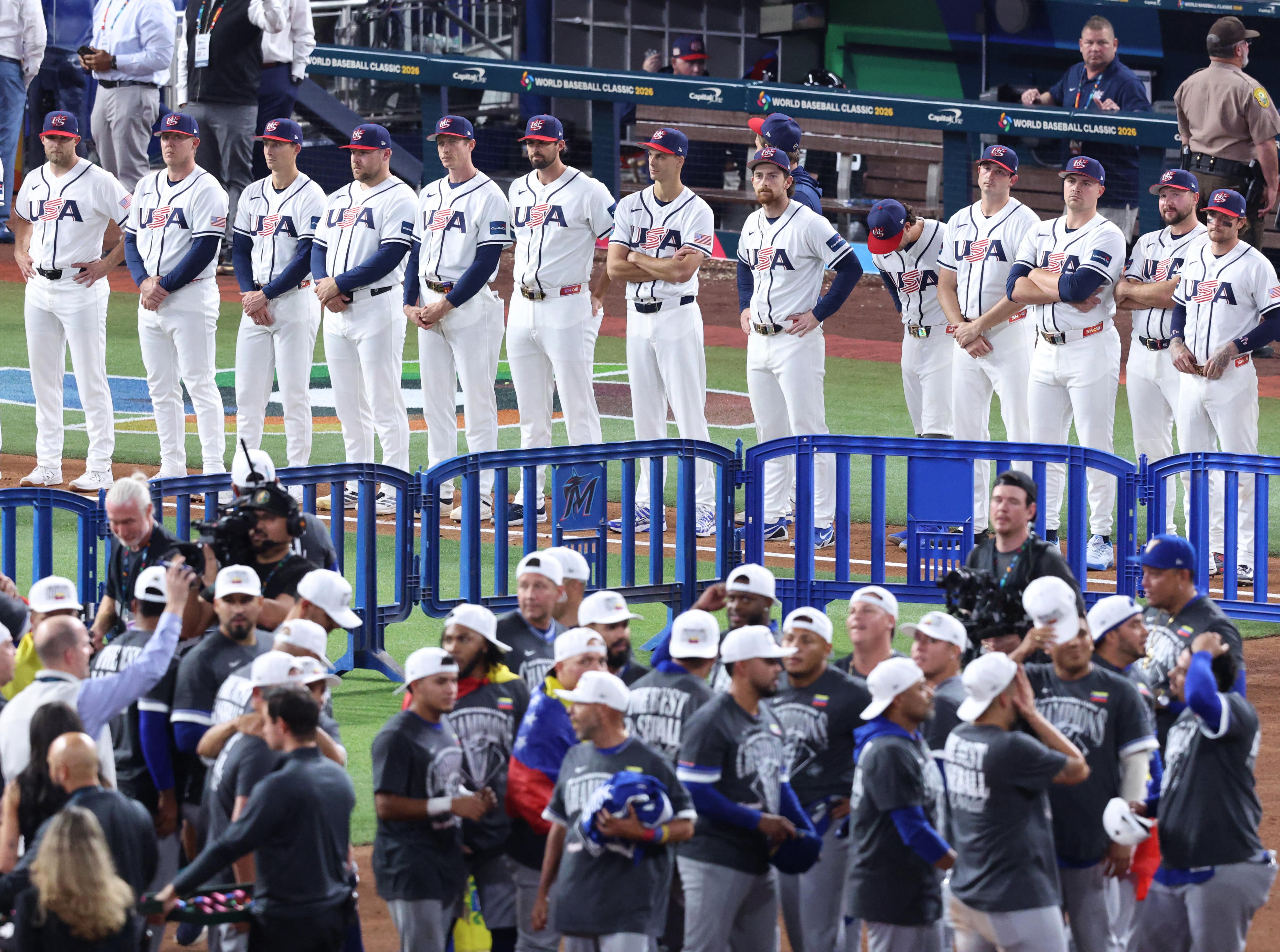 Equipo de los Estados Unidos viendo a Venezuela, campeona del Clásico Mundial de Béisbol