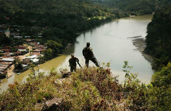 El ejército vigila La Gabarra, a orillas del río Catatumbo, desde la cima del cerro que las Farc acostumbraban usar para atacar la estación de policía, en la calle principal. Sin embargo, la presencia militar en el cerro no ha logrado evitar que los ataques continúen.