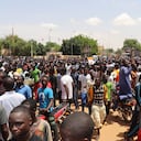 Un grupo de ciudadanos apoyando a los golpistas en Níger.