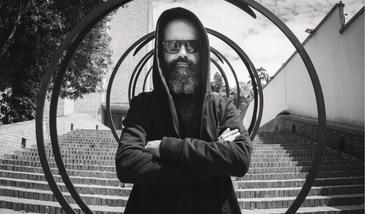 El proyecto, liderado por el músico colombiano Nicolás Restrepo, se sitúa en un punto de convergencia entre la introspección personal y el cuestionamiento de los sistemas simbólicos que estructuran la vida social desde la fe, la moral heredada y las relaciones de poder.