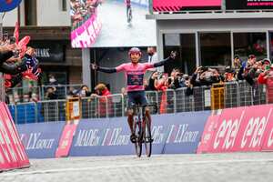 Overall leader Team Ineos rider Colombia's Egan Bernal celebrates as he crosses the finish line to win the 16th stage of the Giro d'Italia 2021 cycling race, 153km between Sacile and Cortina d'Ampezzo on May 24, 2021. (Photo by Luca BETTINI / AFP)