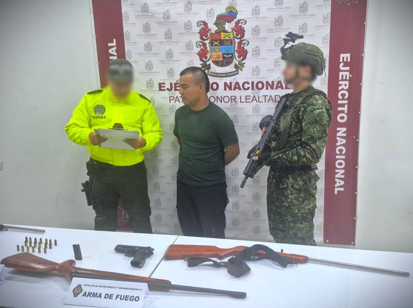 La Policía le lee los derechos de capturado al supuesto hombre de confianza de alias Calarcá.