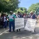 Con pancartas y arengas protesta la comunidad en la vía nacional