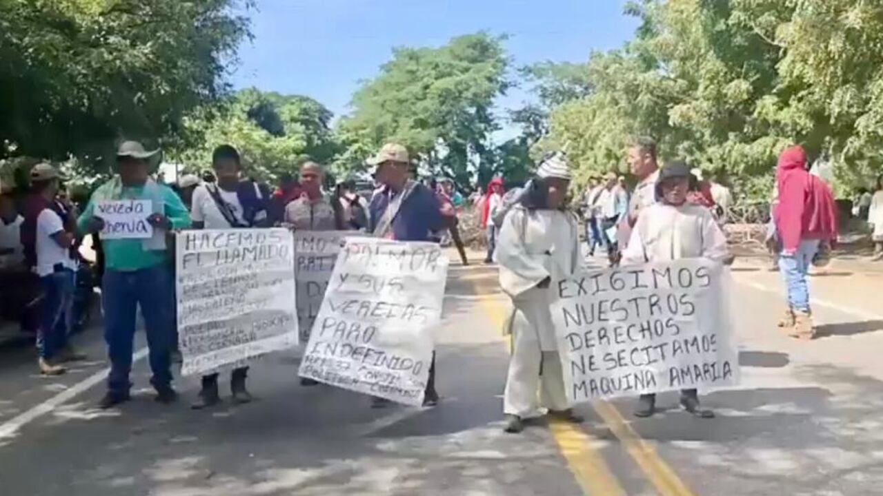 Con pancartas y arengas protesta la comunidad en la vía nacional.
