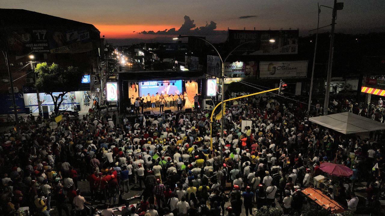 Gustavo Petro durante su travesía por el río Magdalena y su discurso en Aguachica, Cesar. Foto: Campaña Gustavo Petro