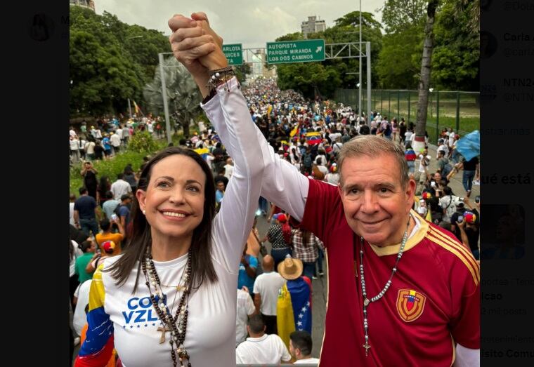 Una masiva "ola blanca" opositora busca romper 25 años de chavismo.