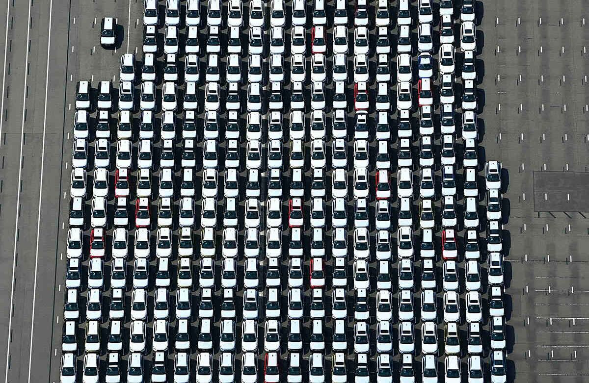 Una gran cantidad de vehículos permanecen estacionados en un centro logístico de Kawasaki, cerca de Tokio, a la espera de ser exportados. Las exportaciones de Japón se desplomaron un 19,2% en julio, respecto al año anterior, ya que la pandemia de coronavirus minó la demanda mundial de bienes de la tercera economía más grande, según datos que el Gobierno mostró este miércoles 19 de agosto. Foto: Kyodo News vía AP