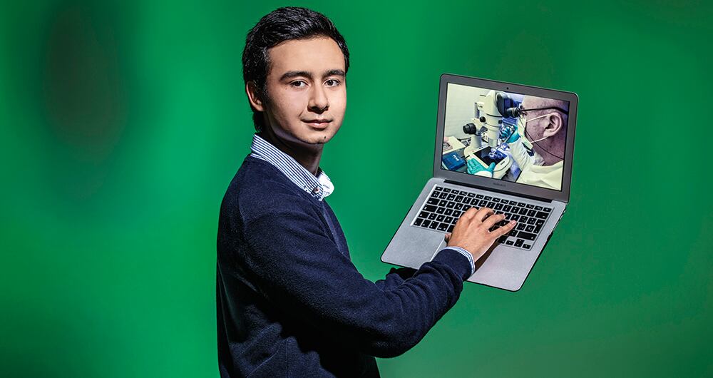 Santiago Castañeda es egresado del Colegio Anglo Americano de Bogotá y actualmente estudia Biología en la Universidad Javeriana.