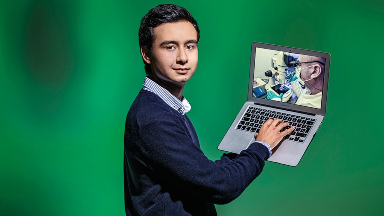 Santiago Castañeda es egresado del Colegio Anglo Americano de Bogotá y actualmente estudia Biología en la Universidad Javeriana.