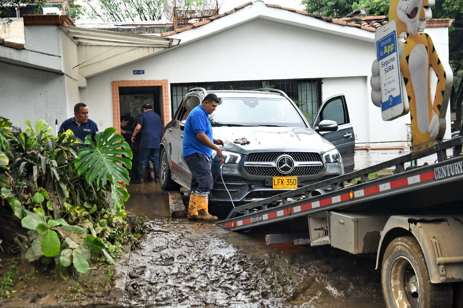 Cali: Daños ocasionados por fuerte aguacero, carros dañados. Foto Aymer Álvarez.