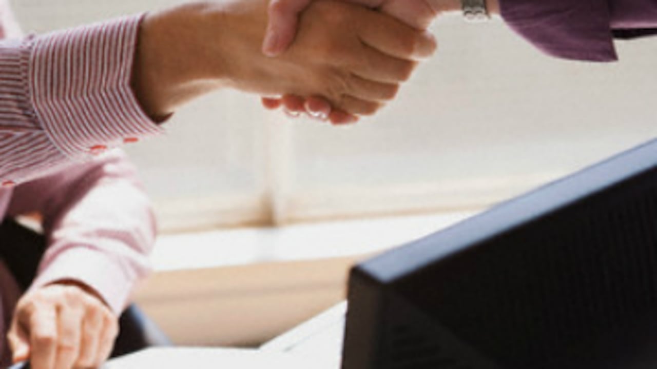 Al saludar utilice siempre el título formal, (Doctor, Director, Juez, etc).