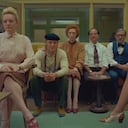 Elisabeth Moss, Owen Wilson, Tilda Swinton, Fisher Stevens y Griffin Dunne en "The French Dispatch" / "La Crónica Francesa".